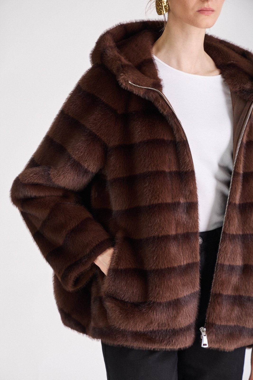 ODESSA manteau long fausse fourrure rayures capuche choco femme - Escandelle Paris (gros plan détails matière)
#couleur_choco