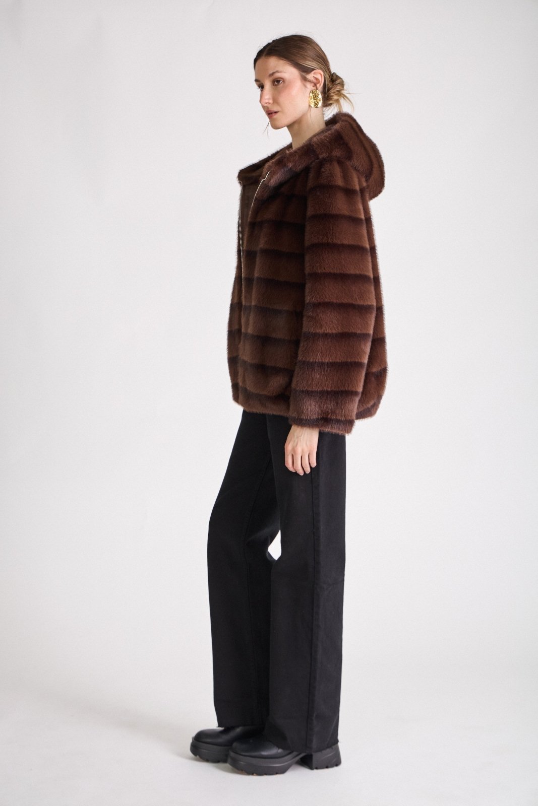 ODESSA manteau long fausse fourrure rayures capuche choco femme - Escandelle Paris (profil gauche)
#couleur_choco