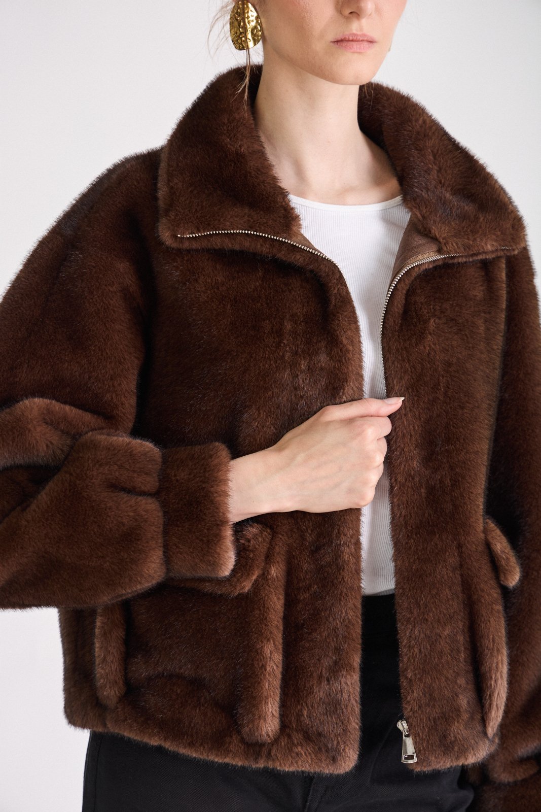OLIVIA blouson mi-long fausse fourrure zippé cordon serrage choco femme - Escandelle Paris (gros plan détails matière)
#couleur_choco
