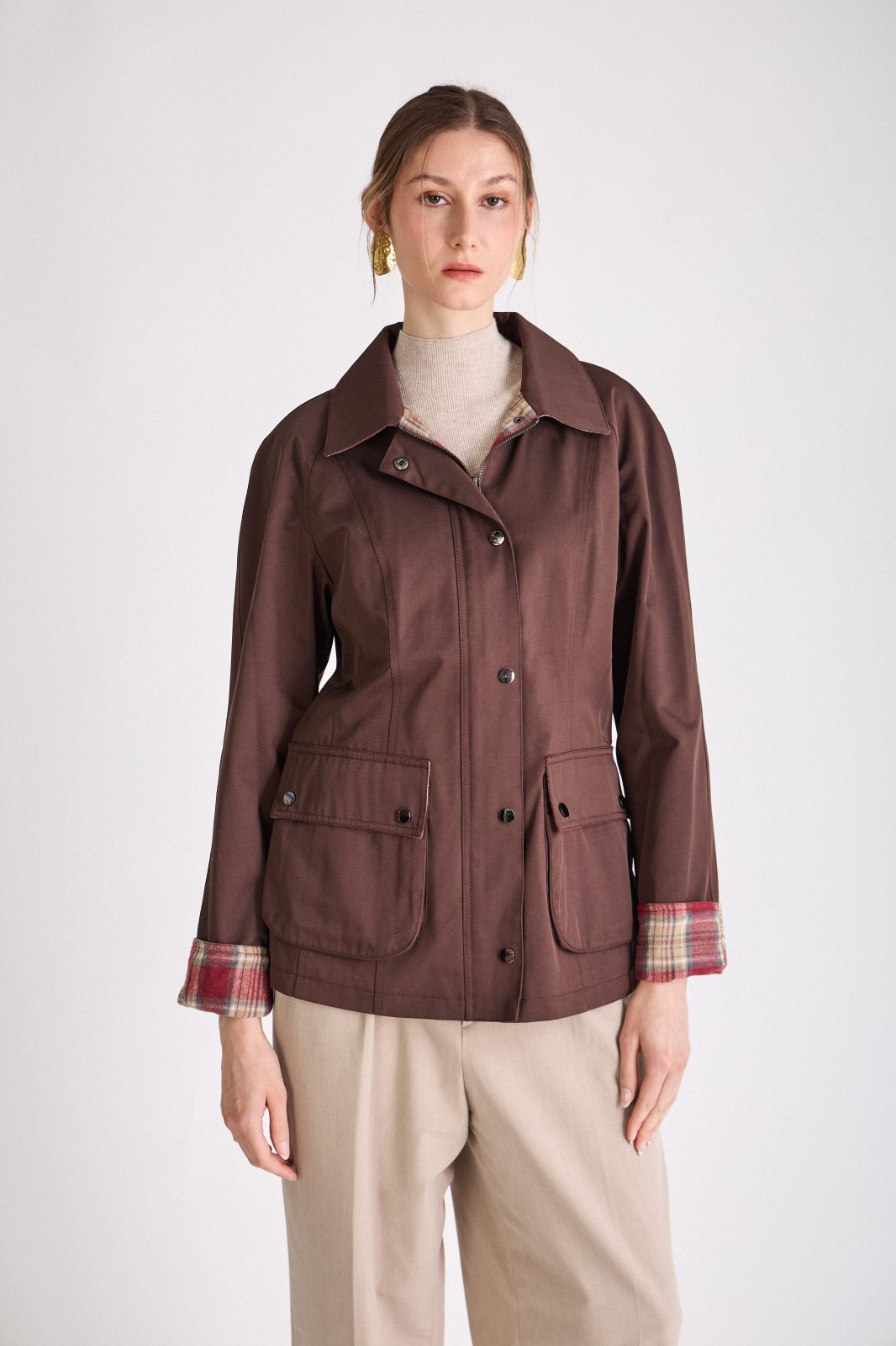 RICHIE veste mi-longue déperlante chasse choco femme - Escandelle Paris (portrait)
#couleur_choco