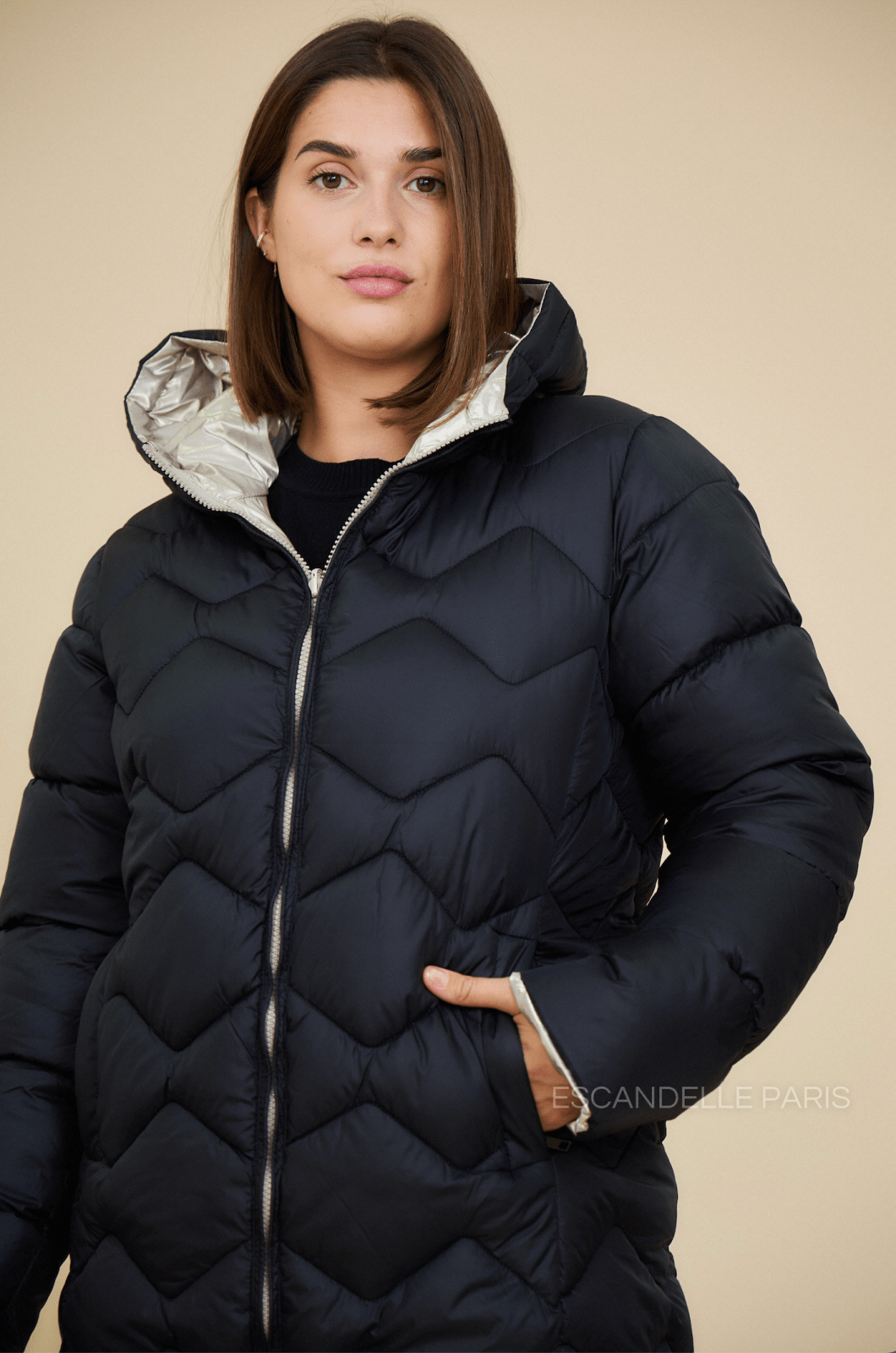 ROMANE doudoune imperméable réversible dorée noir femme - Escandelle Paris (gros plan détails matière)
#couleur_noir