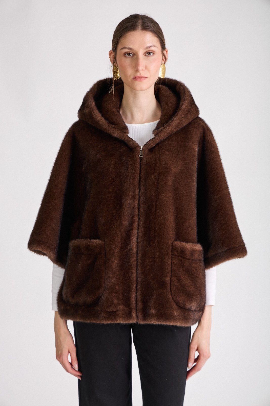 ROMIE cape fausse fourrure capuche manches évasées choco femme - Escandelle Paris (portrait)
#couleur_choco