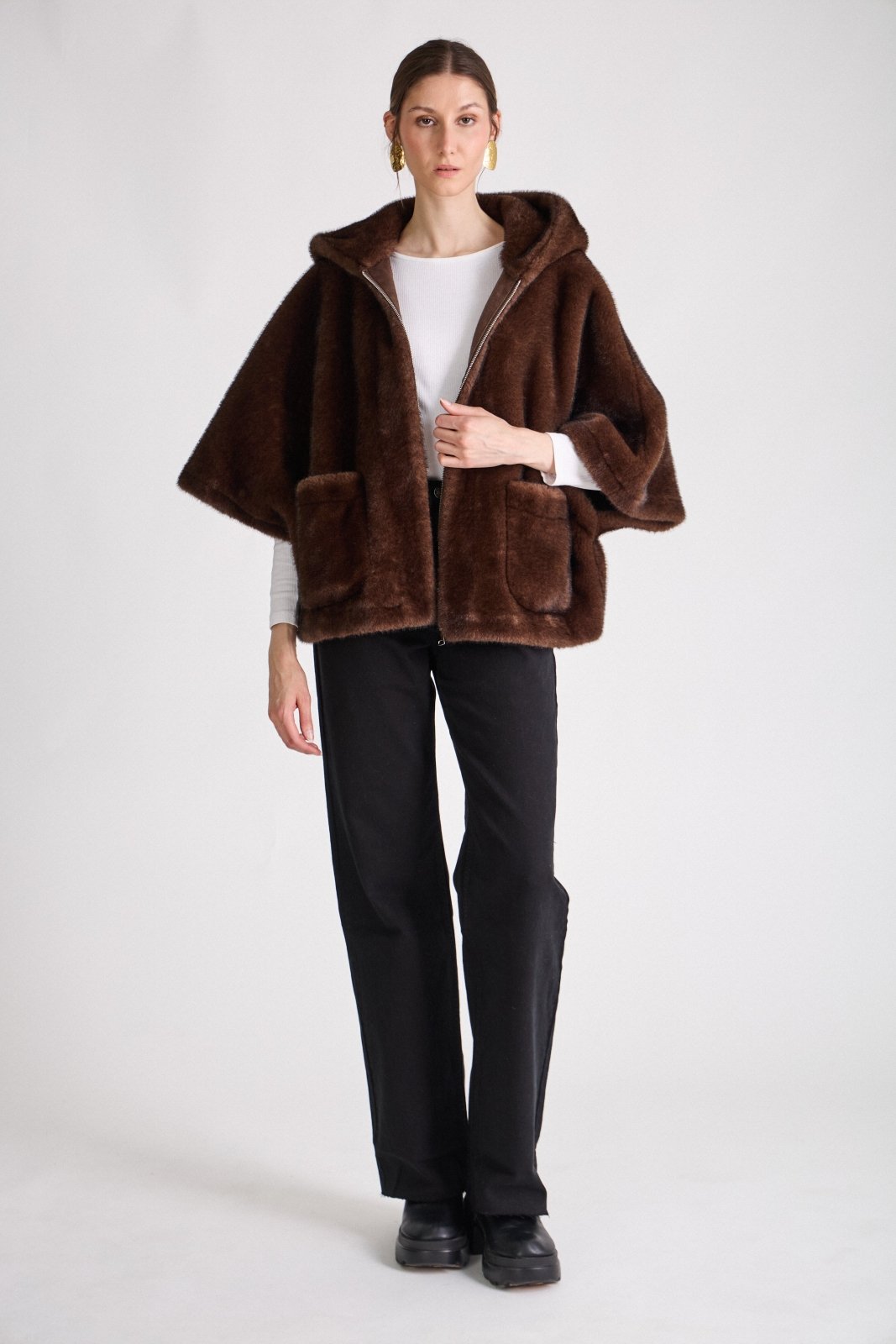 ROMIE cape fausse fourrure capuche manches évasées choco femme - Escandelle Paris (silhouette entière)
#couleur_choco