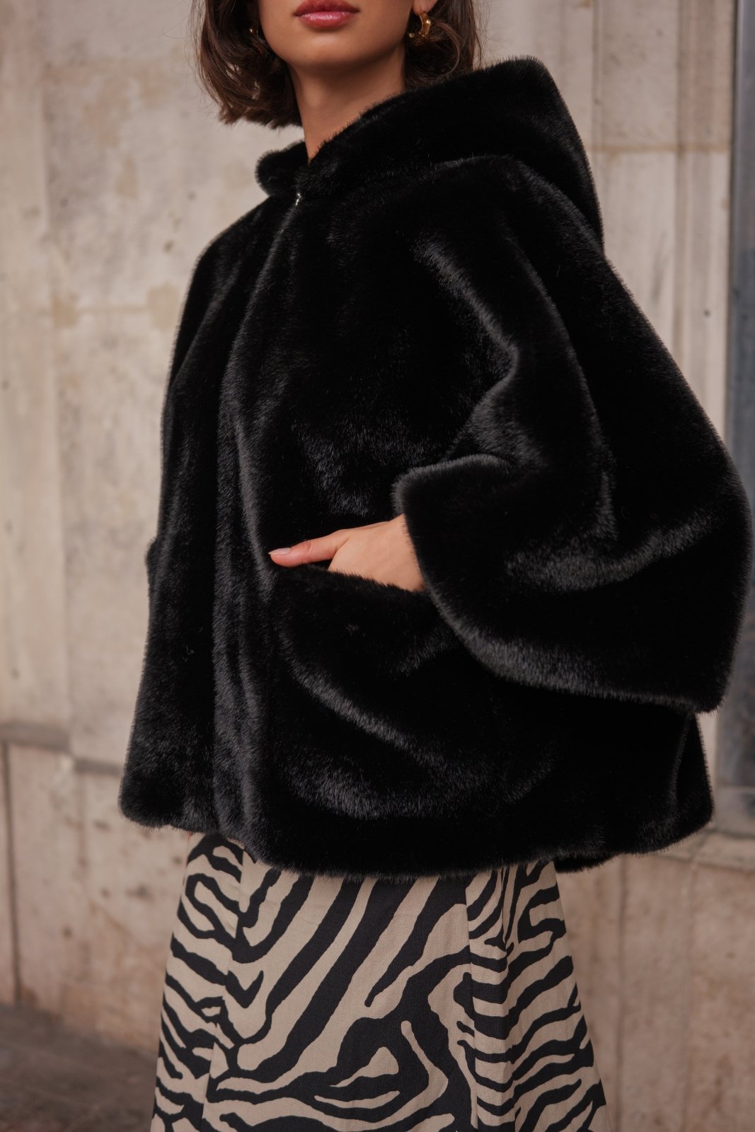 ROMIE cape fausse fourrure capuche manches évasées noir femme - Escandelle Paris (gros plan détails matière)
#couleur_noir