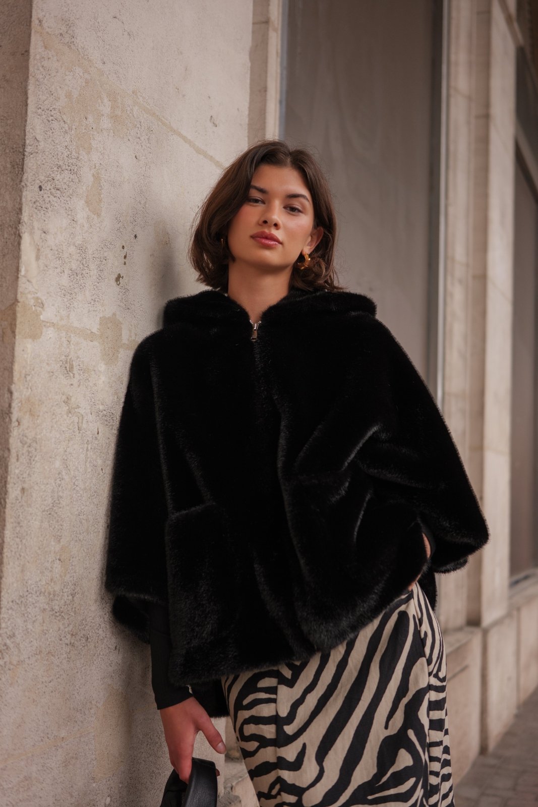 ROMIE cape fausse fourrure capuche manches évasées noir femme - Escandelle Paris (portrait)
#couleur_noir