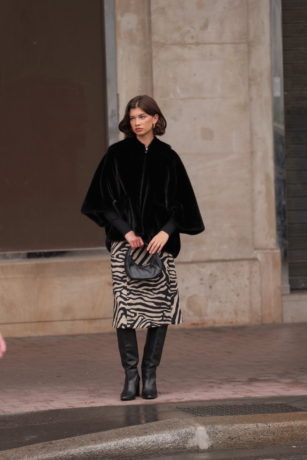 ROMIE cape fausse fourrure capuche manches évasées noir femme - Escandelle Paris (silhouette entière)
#couleur_noir