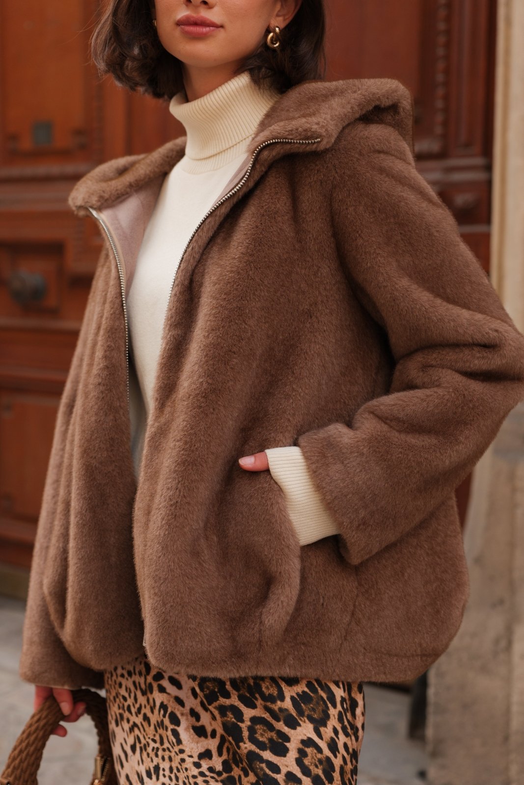 ROSY manteau long fausse fourrure capuche godet taupe femme - Escandelle Paris (gros plan détails matière)
#couleur_taupe