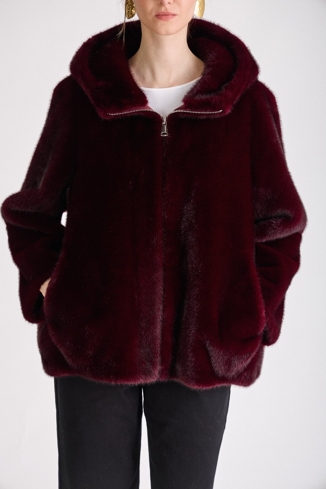 ROSY manteau mi-long fausse fourrure capuche godet bordeaux femme - Escandelle Paris (gros plan détails matière)
#couleur_bordeaux
