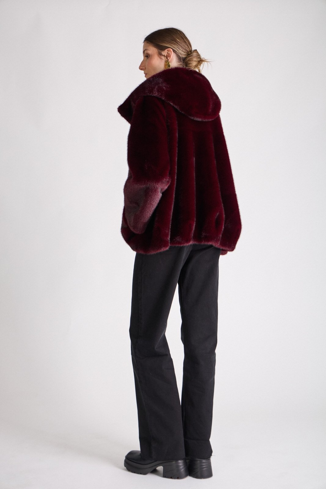 ROSY manteau mi-long fausse fourrure capuche godet bordeaux femme - Escandelle Paris (dos)
#couleur_bordeaux