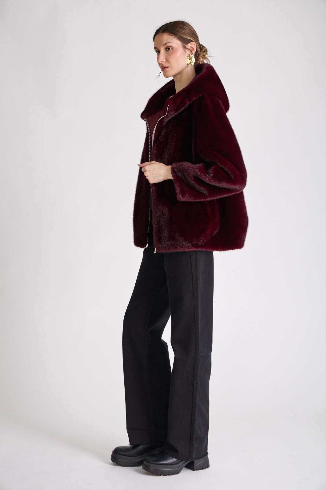 ROSY manteau mi-long fausse fourrure capuche godet bordeaux femme - Escandelle Paris (profil gauche)
#couleur_bordeaux