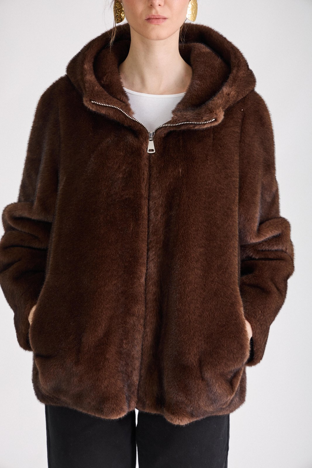 ROSY manteau mi-long fausse fourrure capuche godet choco femme - Escandelle Paris (gros plan détails matière)
#couleur_choco