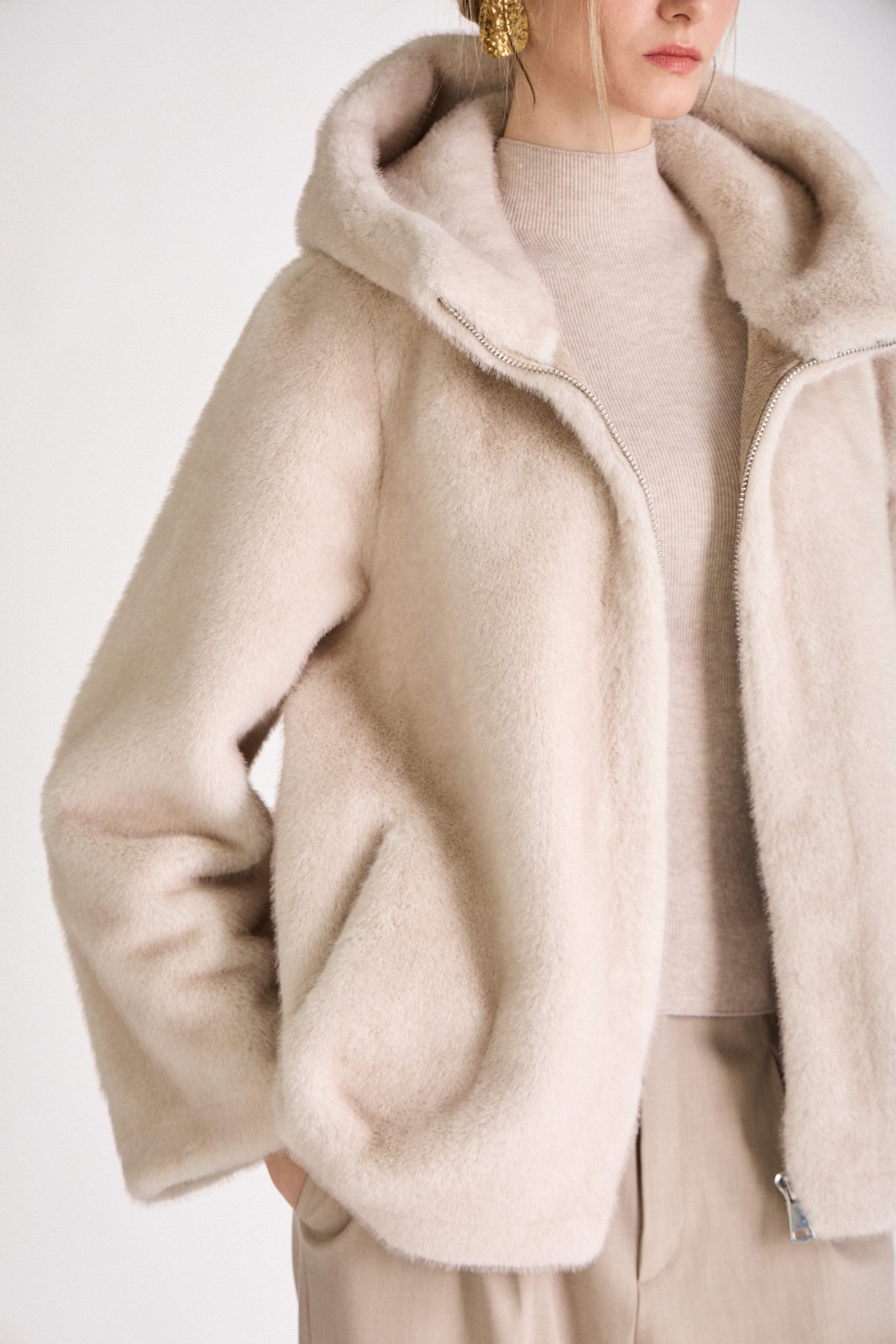 ROSY manteau mi-long fausse fourrure capuche godet ecru femme - Escandelle Paris (gros plan détails matière)
#couleur_ecru