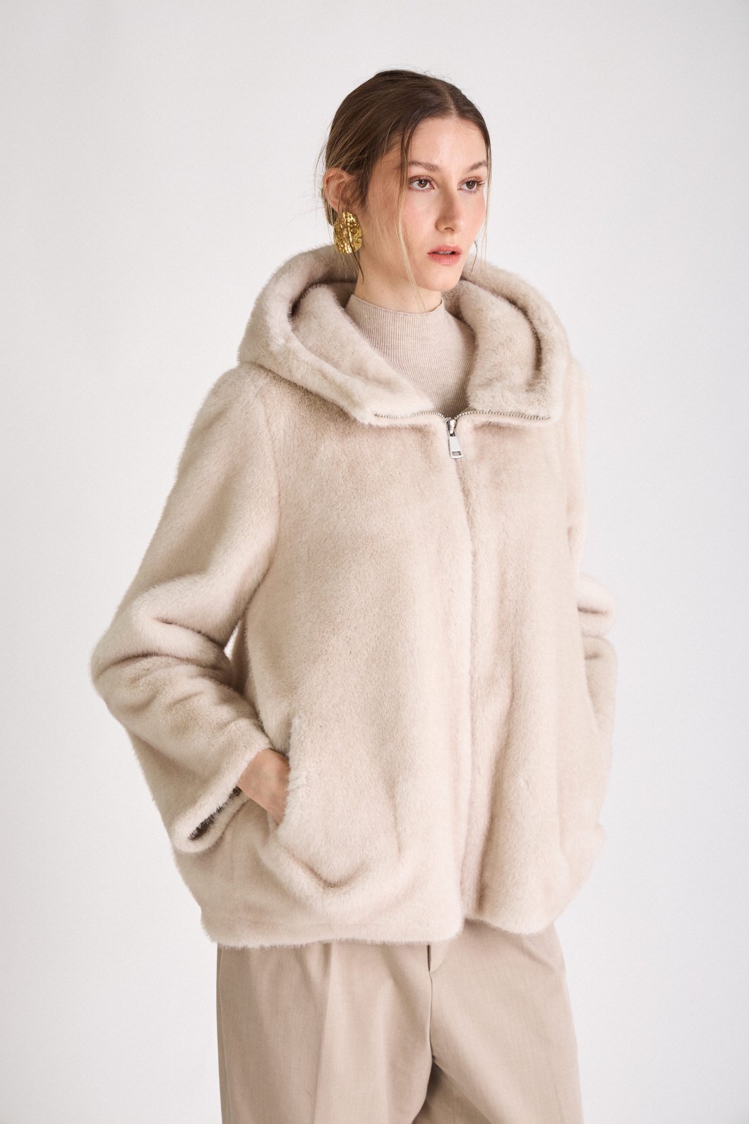 ROSY manteau mi-long fausse fourrure capuche godet ecru femme - Escandelle Paris (profil droit)
#couleur_ecru