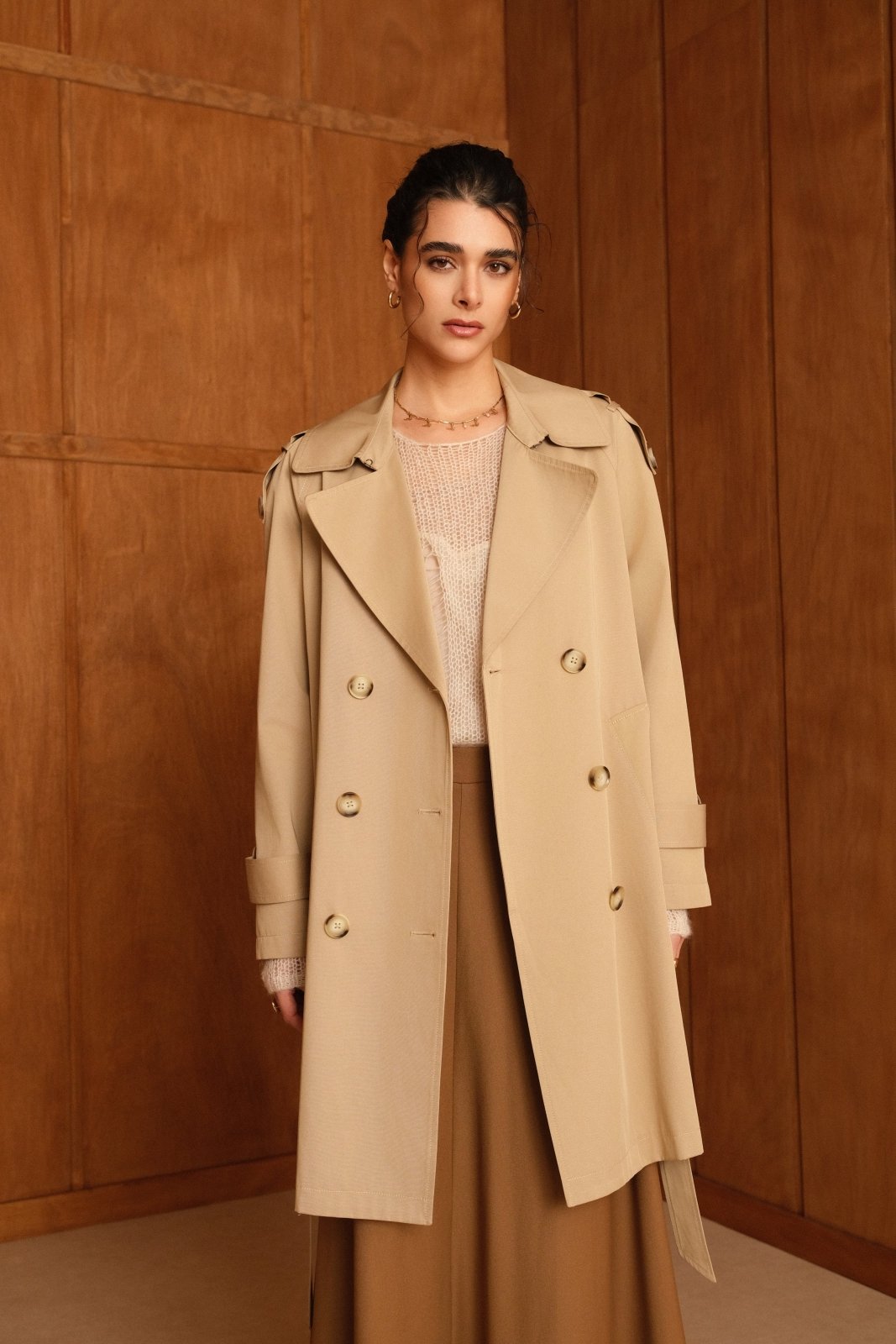 SCOTT trench mi-long déperlant beige femme - Escandelle Paris (portrait bouton ouvert)
#couleur_beige