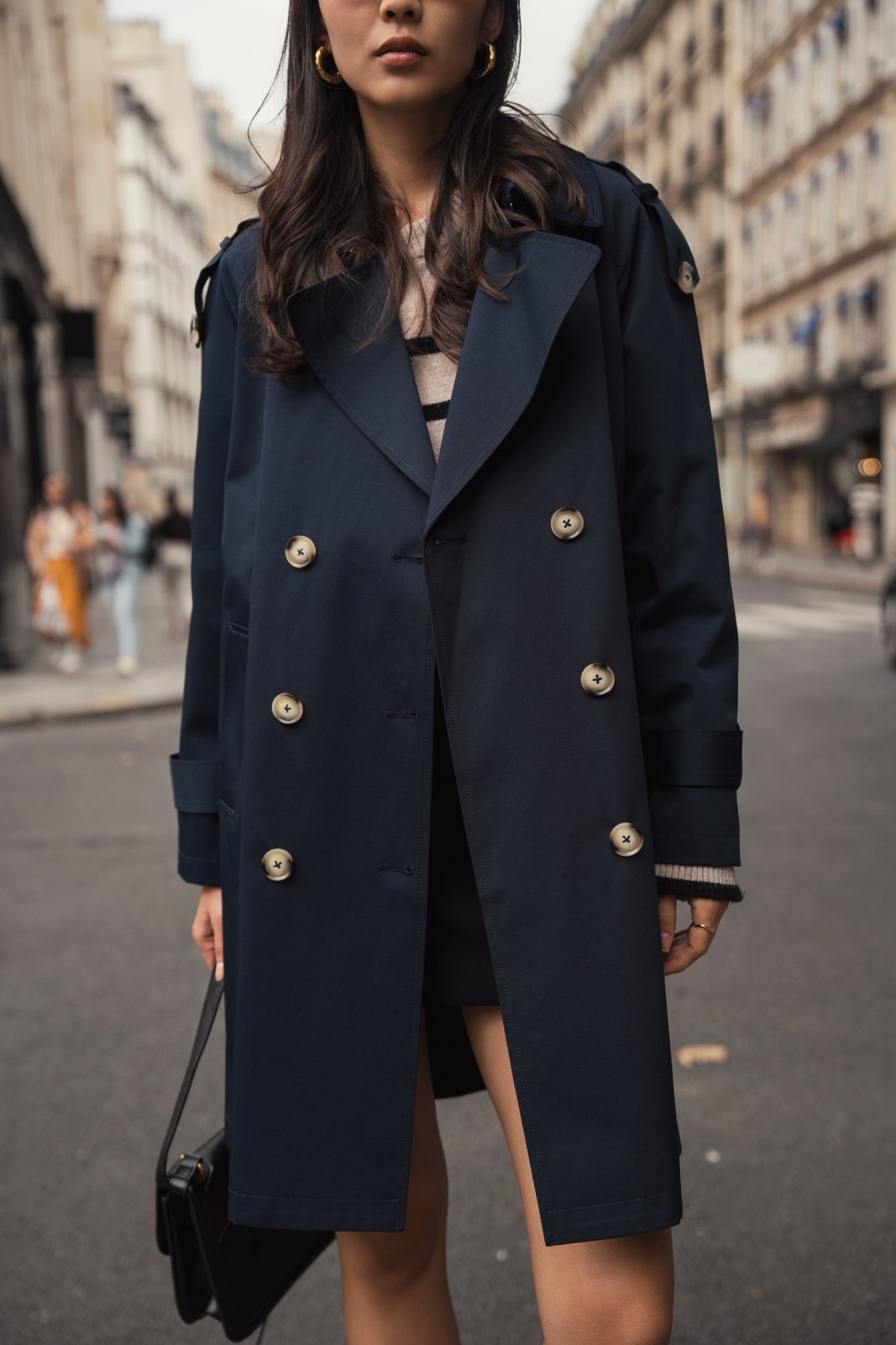 SCOTT trench mi-long déperlant marine femme - Escandelle Paris (gros plan détails matière)
#couleur_marine