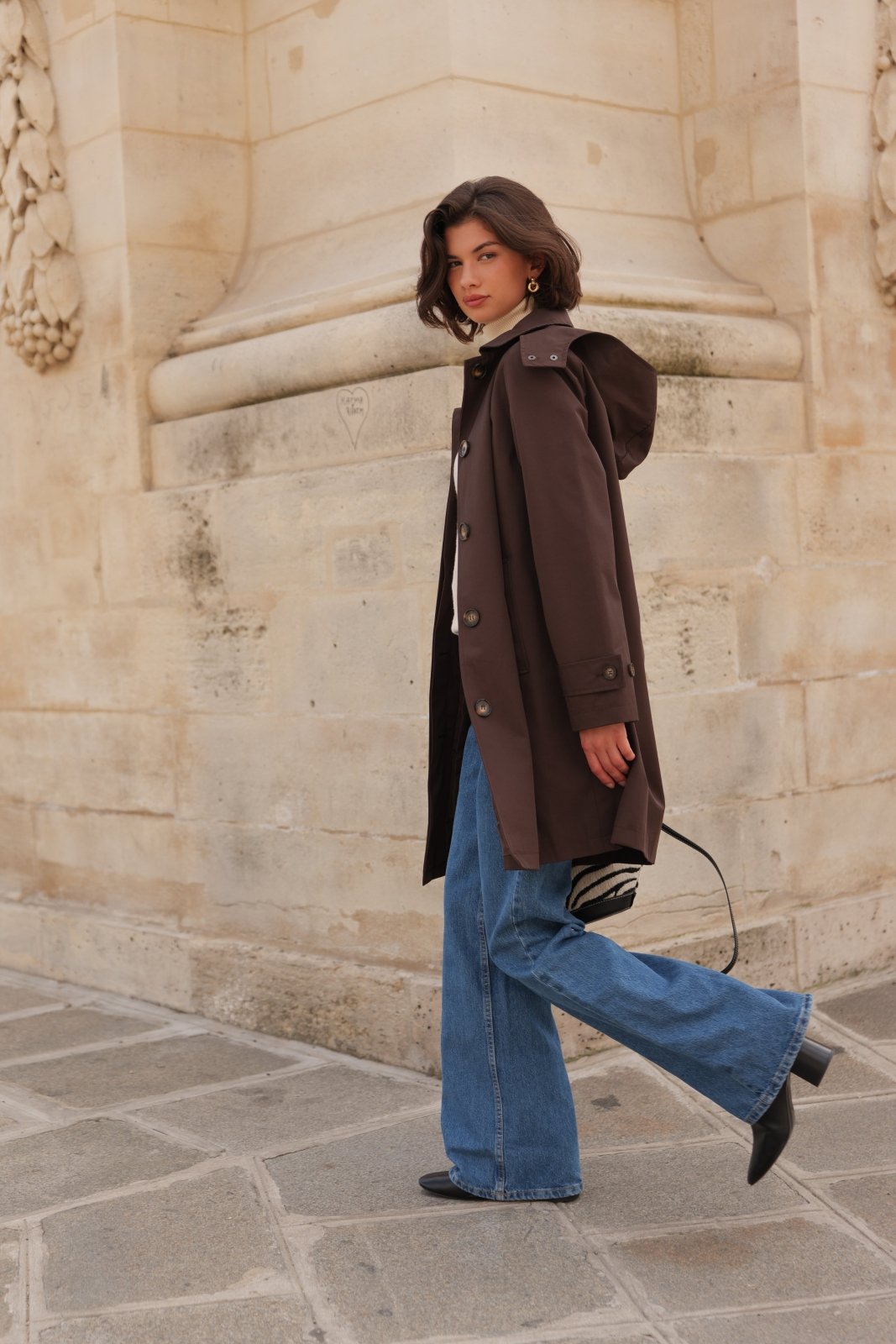 SELENA trench long déperlant capuche choco femme - Escandelle Paris (profil gauche)
#couleur_choco