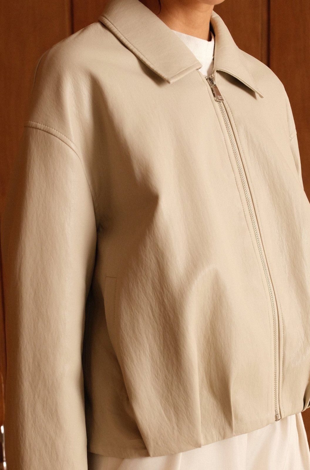 SERINA veste courte similicuir zippée beige femme - Escandelle Paris (gros plan détails matière)
#couleur_beige