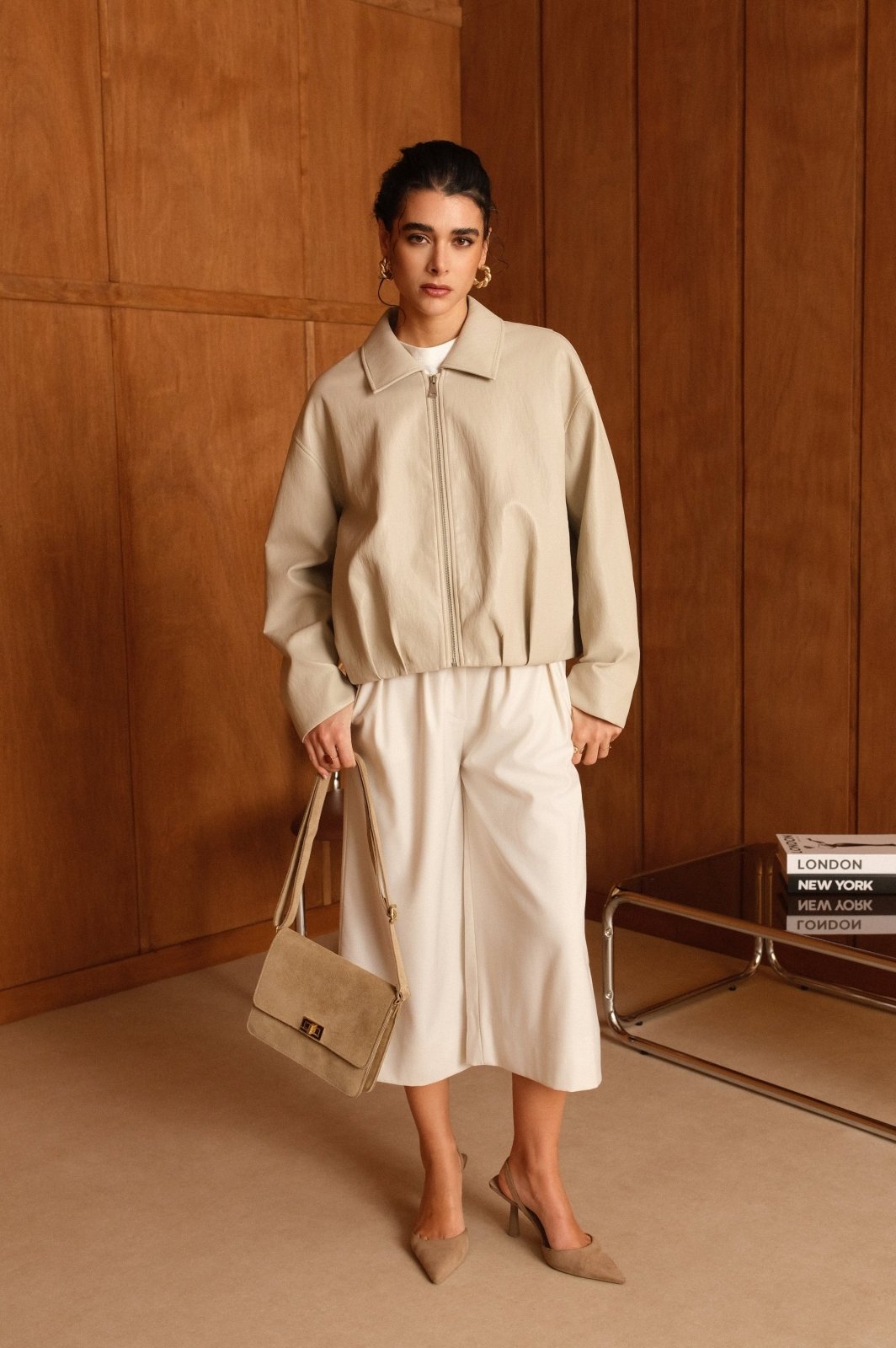 SERINA veste courte similicuir zippée beige femme - Escandelle Paris (silhouette entière)
#couleur_beige