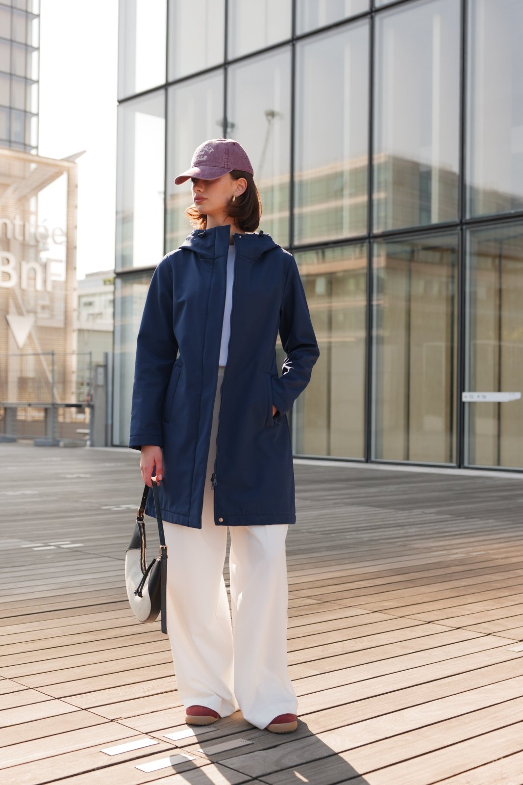 SIENA parka softshell déperlante mi-longue capuche marine femme - Escandelle Paris (silhouette entière)
#couleur_marine