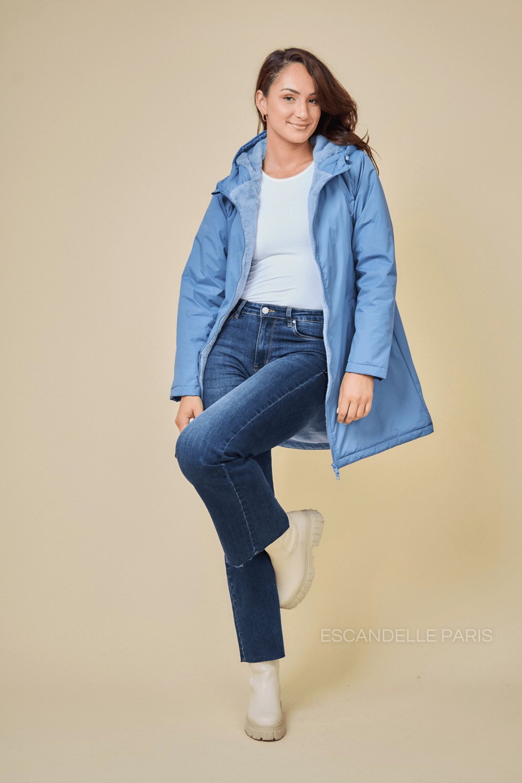 SOL parka mi-longue imperméable fourrée jeans femme - Escandelle Paris (silhouette zip fermé)
#couleur_jeans