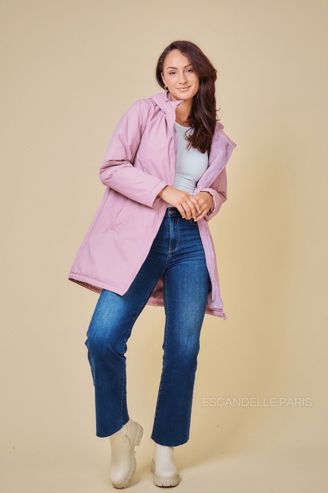 SOL parka mi-longue imperméable fourrée rose femme - Escandelle Paris (silhouette entière)
#couleur_rose