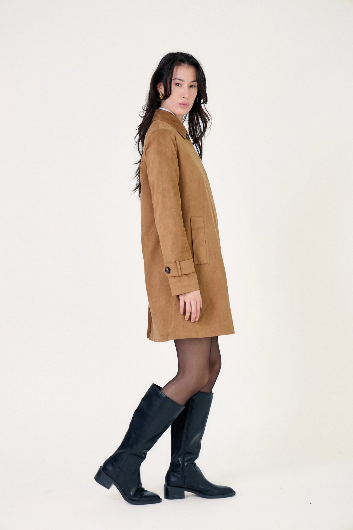 SYDNEY trench long suédine camel femme - Escandelle Paris (profil gauche)
#couleur_camel