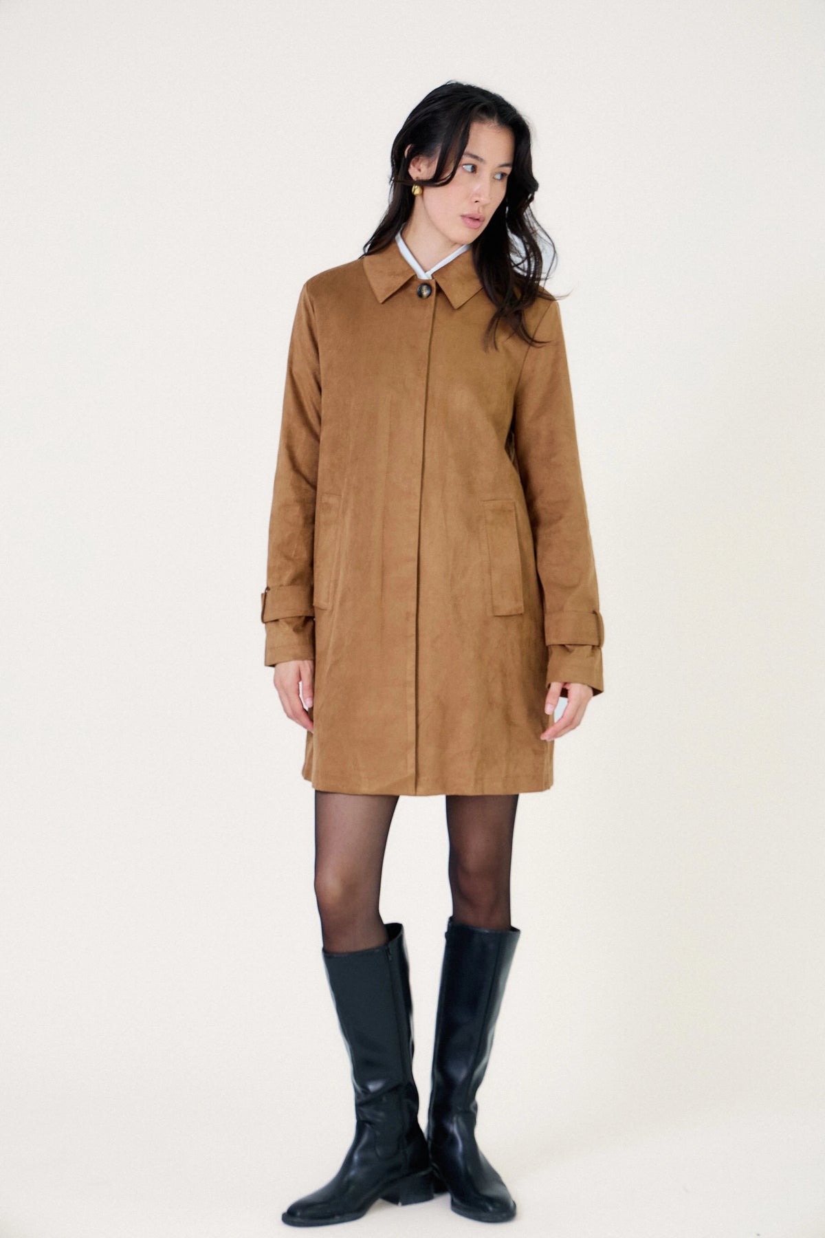 SYDNEY trench long suédine camel femme - Escandelle Paris (silhouette entière)
#couleur_camel