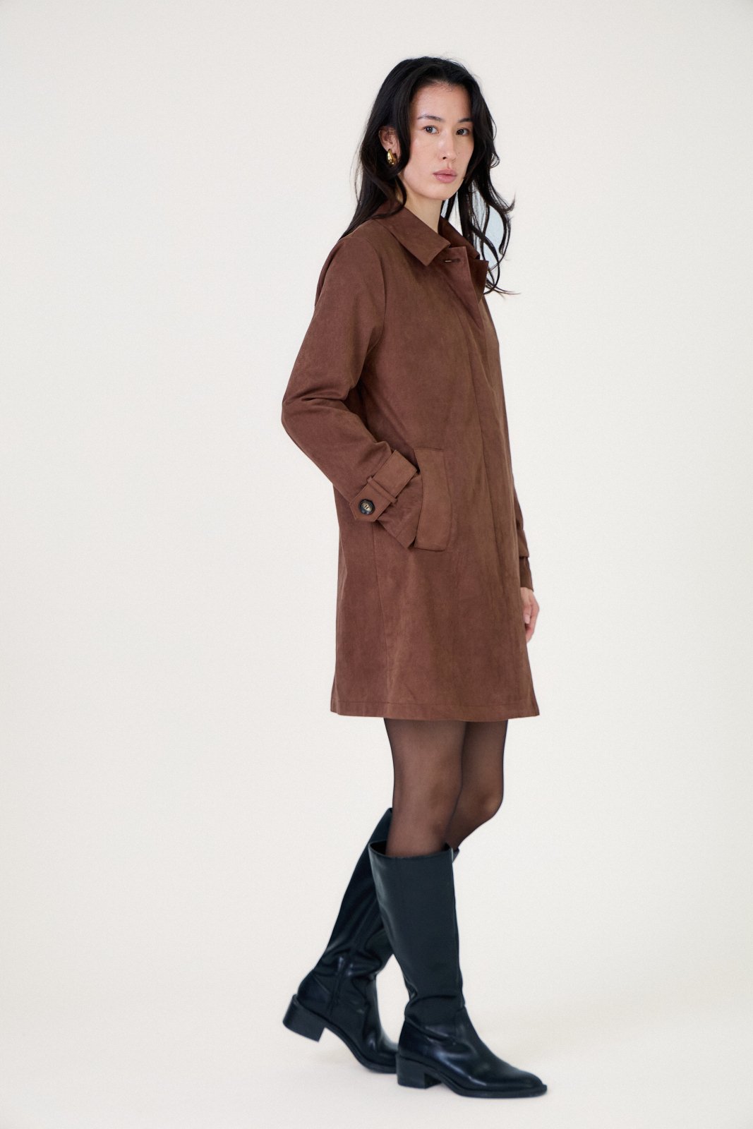 SYDNEY trench long suédine choco femme - Escandelle Paris (profil droit)
#couleur_choco
