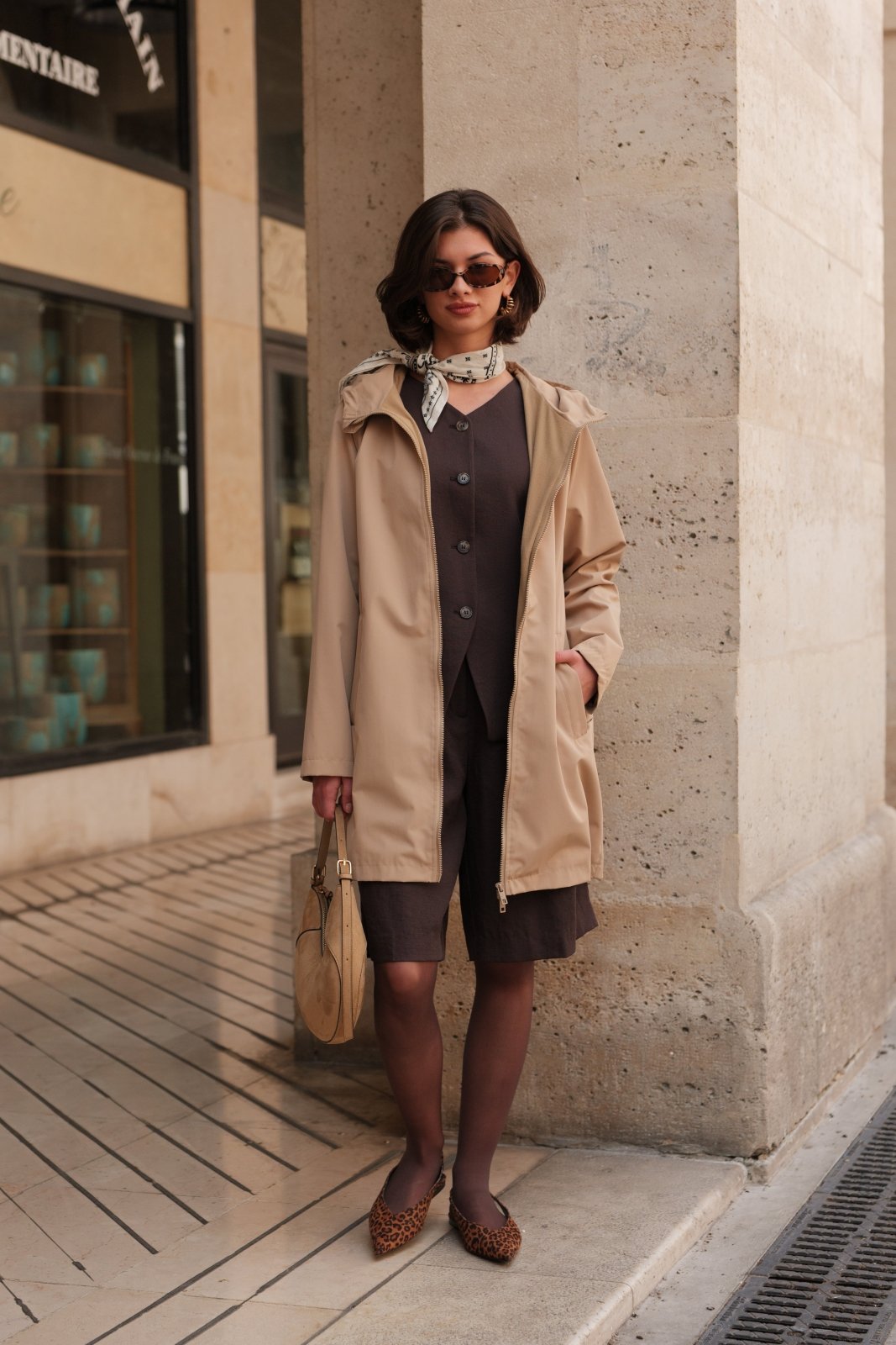THEA parka mi-long imperméable polaire beige femme - Escandelle Paris (silhouette zip ouvert)
#couleur_beige