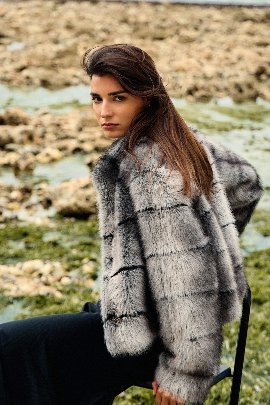VESPER veste courte fausse fourrure structurée gris femme - Escandelle Paris (profil gauche)
#couleur_gris