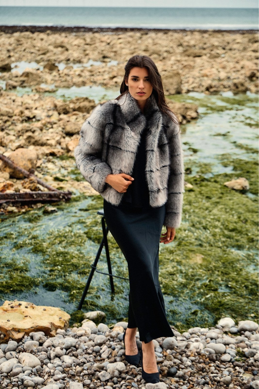 VESPER veste courte fausse fourrure structurée gris femme - Escandelle Paris (silhouette entière)
#couleur_gris