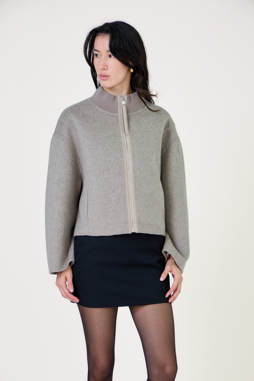WILLOW veste courte laine bomber beige femme - Escandelle Paris (portrait)
#couleur_beige