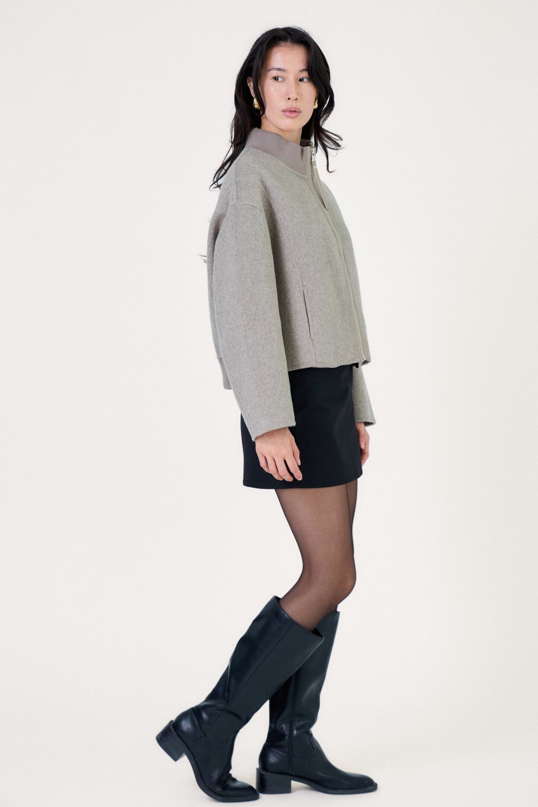 WILLOW veste courte laine bomber beige femme - Escandelle Paris (profil droit)
#couleur_beige