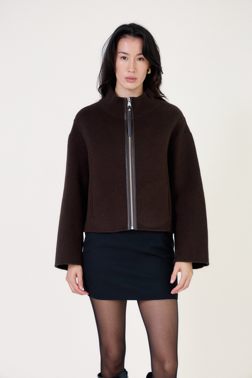 WILLOW veste courte laine bomber choco femme - Escandelle Paris (portrait)
#couleur_choco