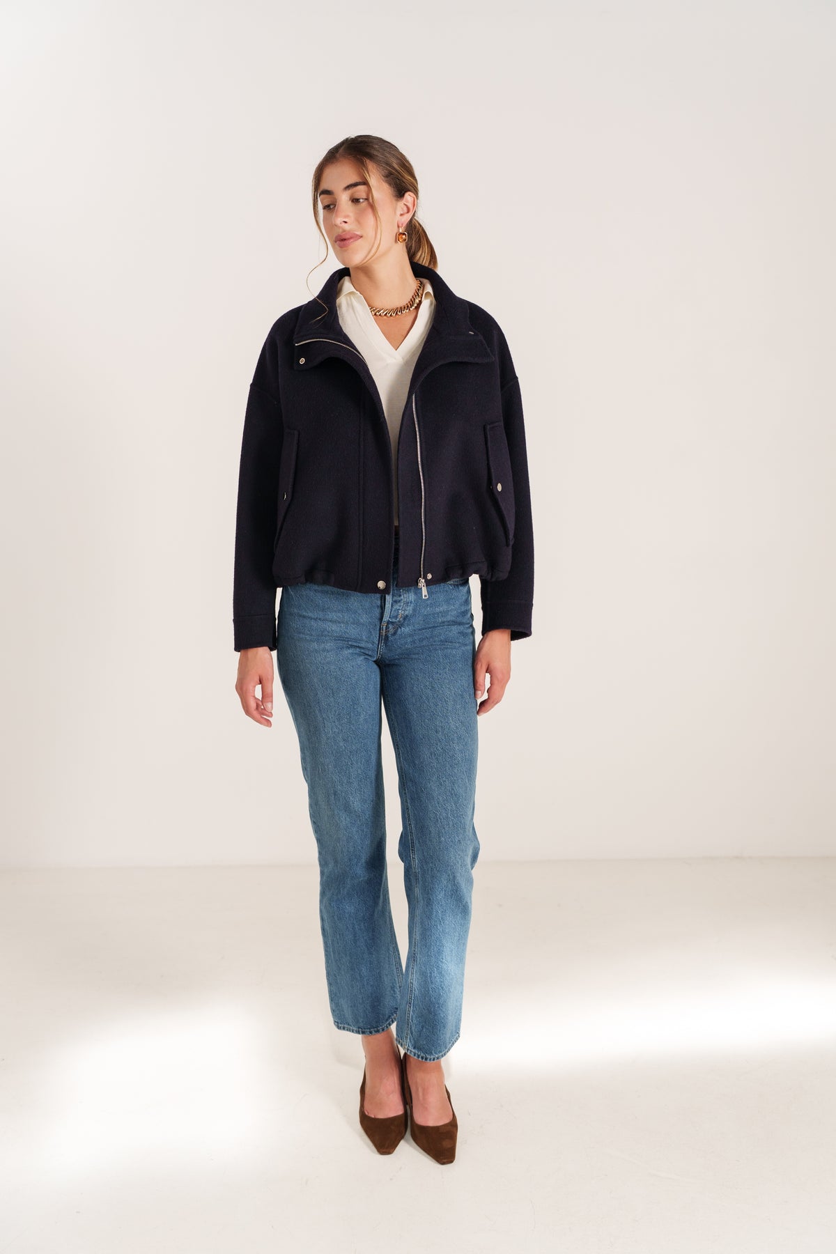 YAMINA blouson court col large zippé poches latérales marine femme - Escandelle Paris (silhouette entière)
#couleur_marine