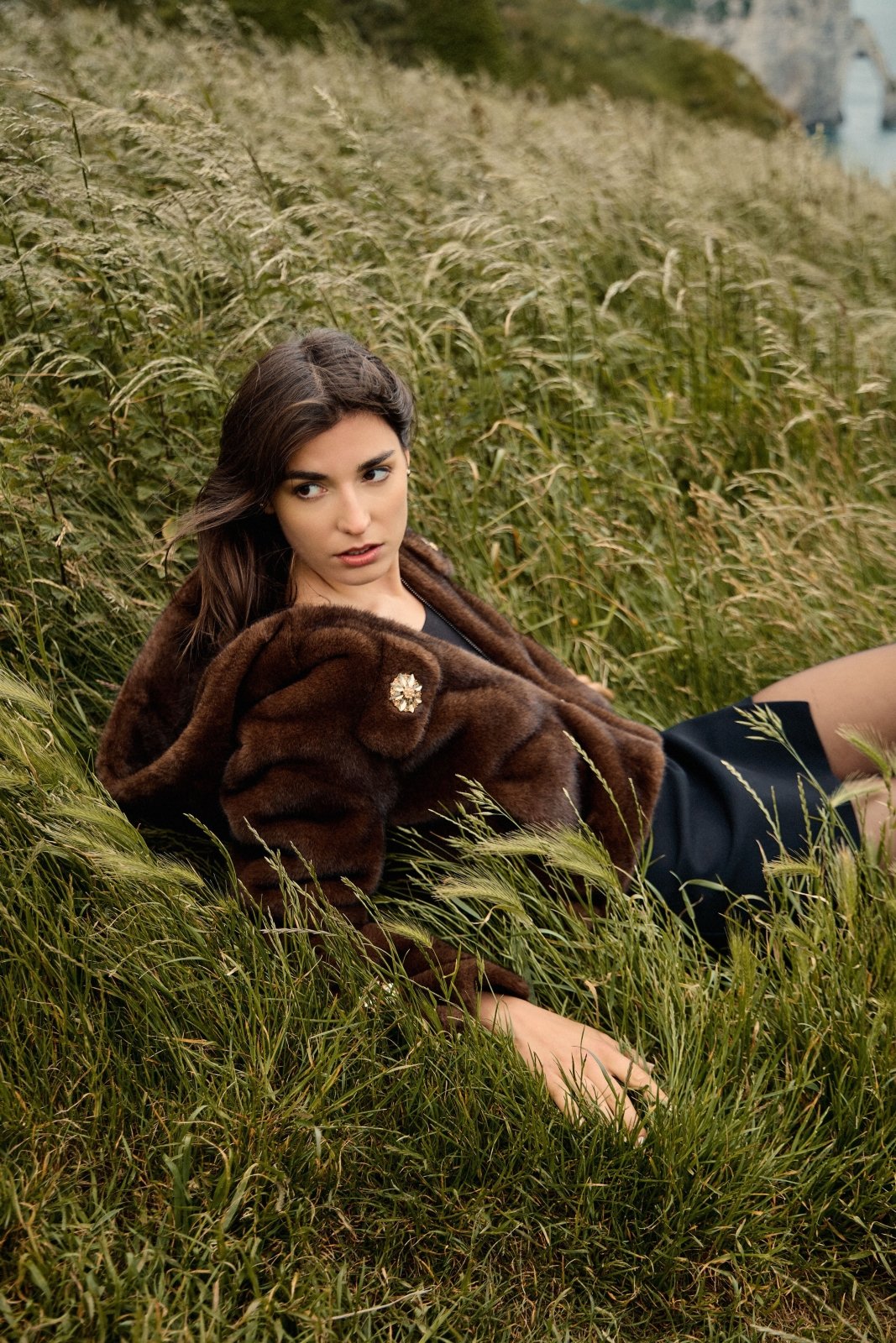 ZARIAH manteau court fausse fourrure habillé choco femme - Escandelle Paris (portrait lifestyle)
#couleur_choco