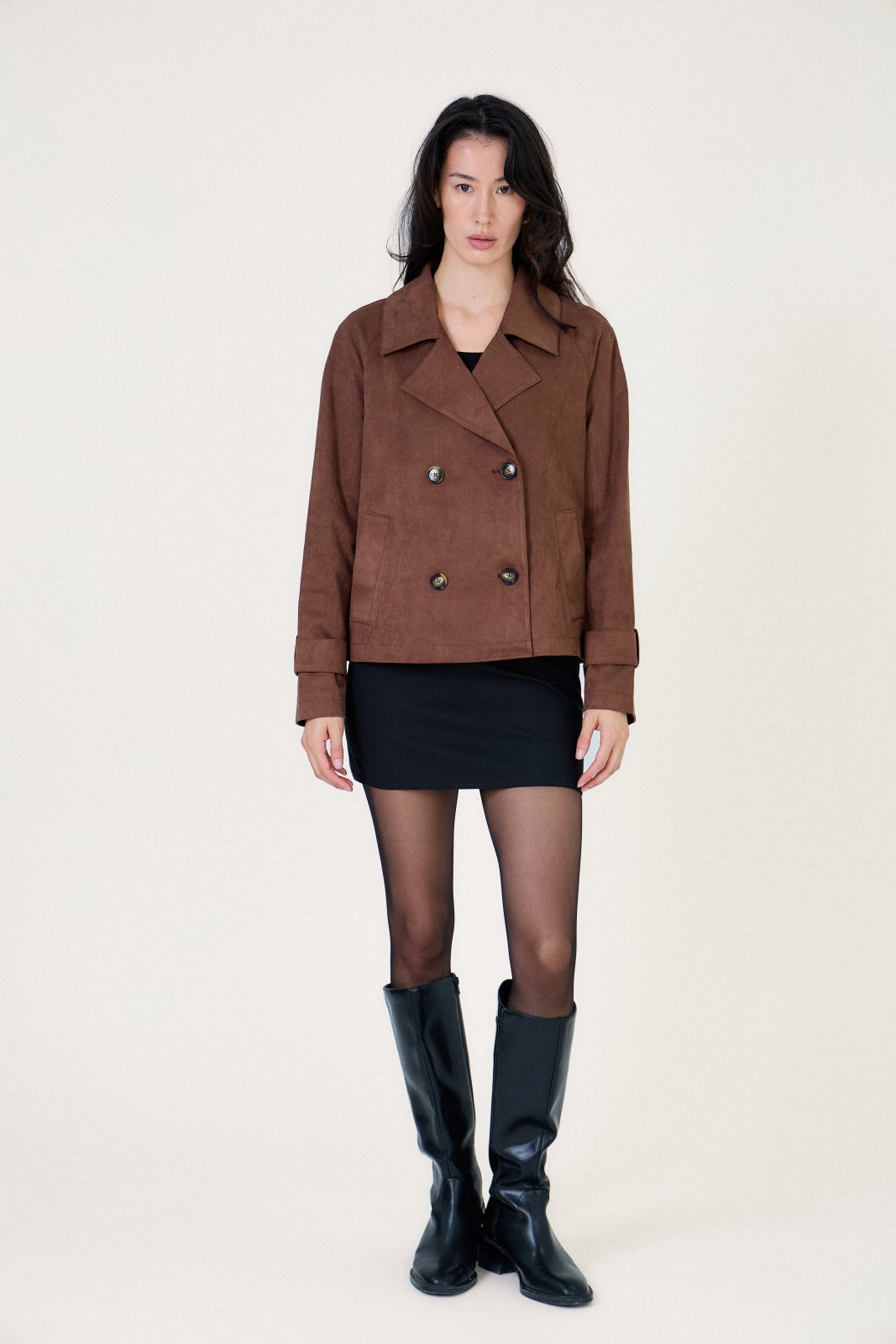 ZINNIA trench court suédine caban choco femme - Escandelle Paris (silhouette entière)
#couleur_choco