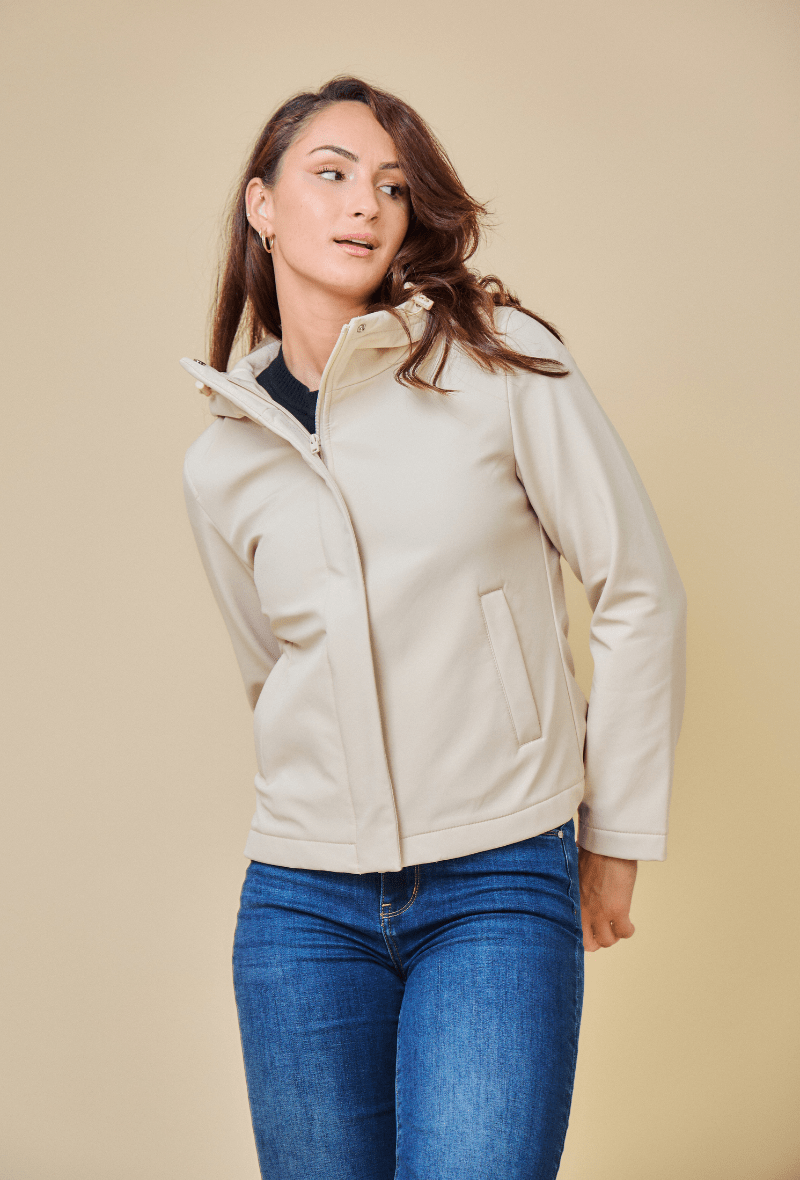 ZOÉ parka courte softshell déperlante imperméable beige femme - Escandelle Paris (portrait)
#couleur_beige