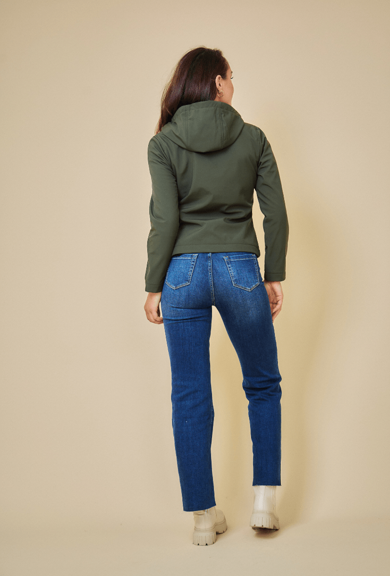 ZOÉ parka courte softshell déperlante imperméable kaki femme - Escandelle Paris (dos)
#couleur_kaki