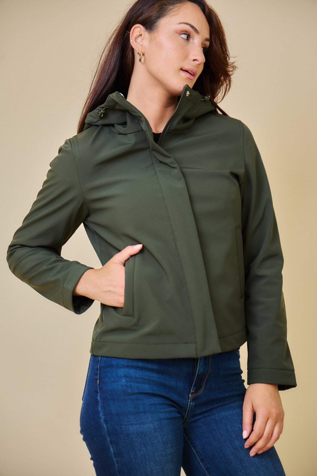 ZOÉ parka courte softshell déperlante imperméable kaki femme - Escandelle Paris (gros plan détails matière)
#couleur_kaki