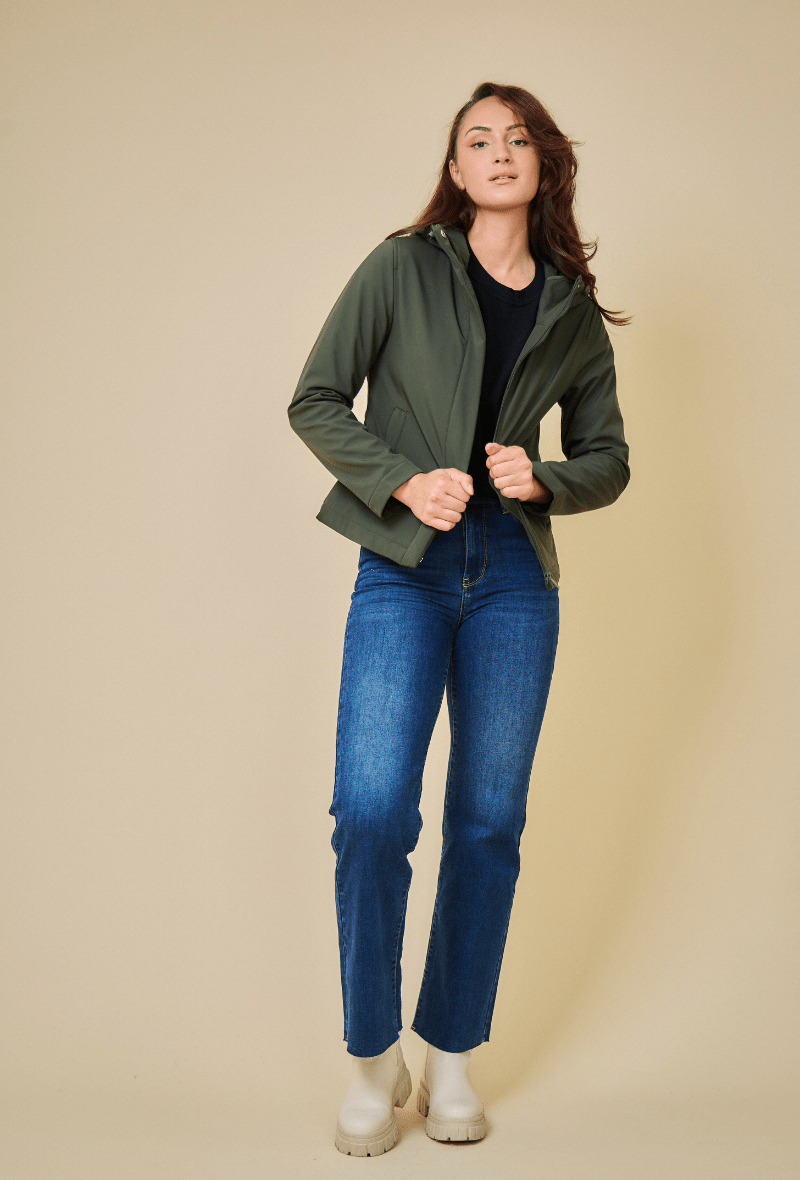 ZOÉ parka courte softshell déperlante imperméable kaki femme - Escandelle Paris (silhouette entière)
#couleur_kaki