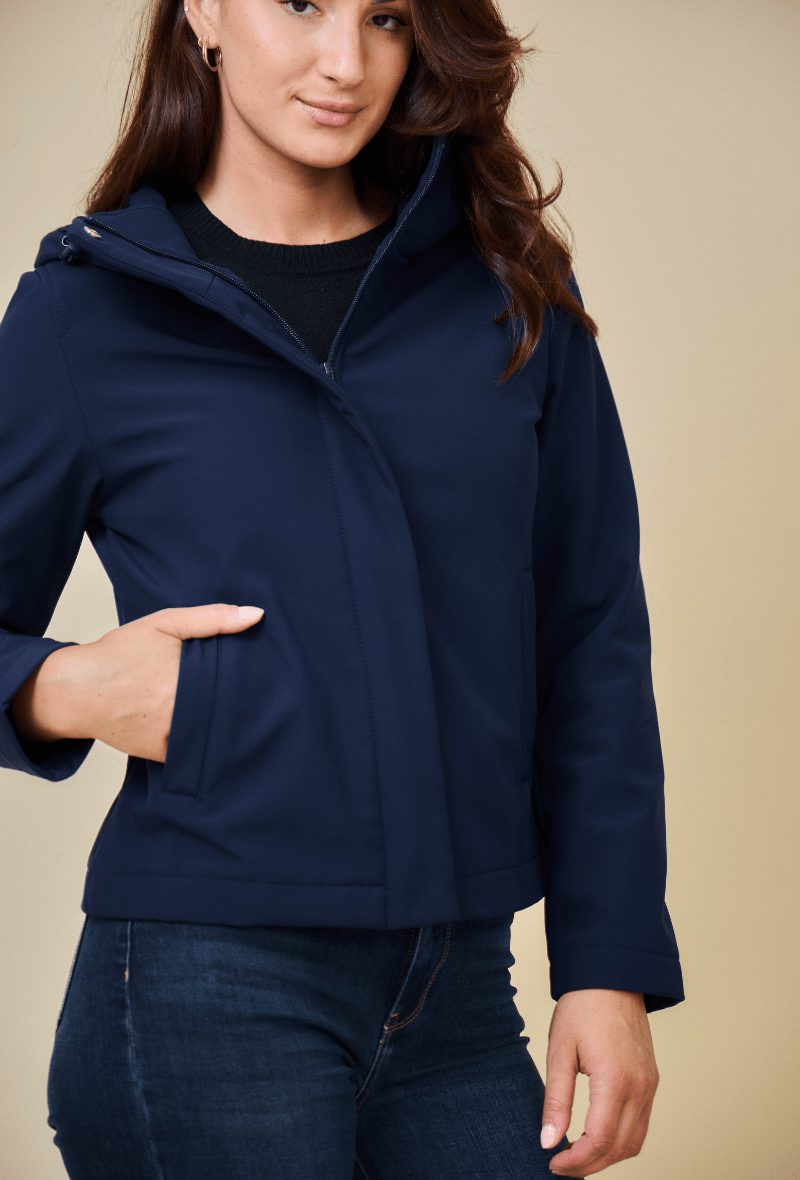 ZOÉ parka courte softshell déperlante imperméable navy femme - Escandelle Paris (gros plan détails matière)
#couleur_marine