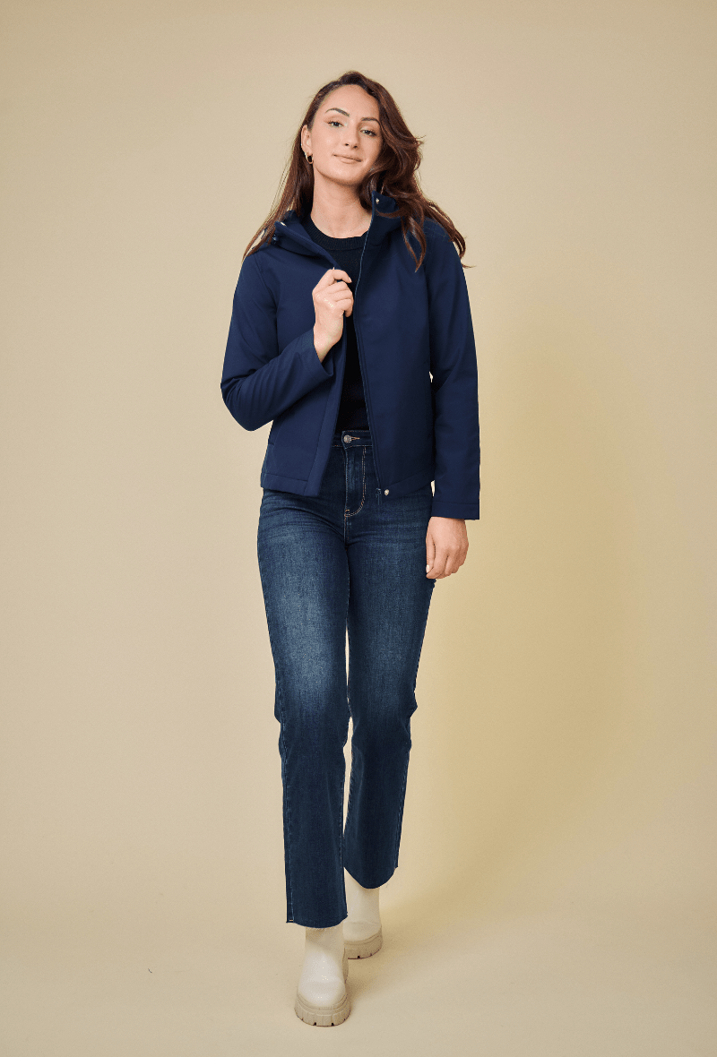ZOÉ parka courte softshell déperlante imperméable navy femme - Escandelle Paris (silhouette entière)
#couleur_marine