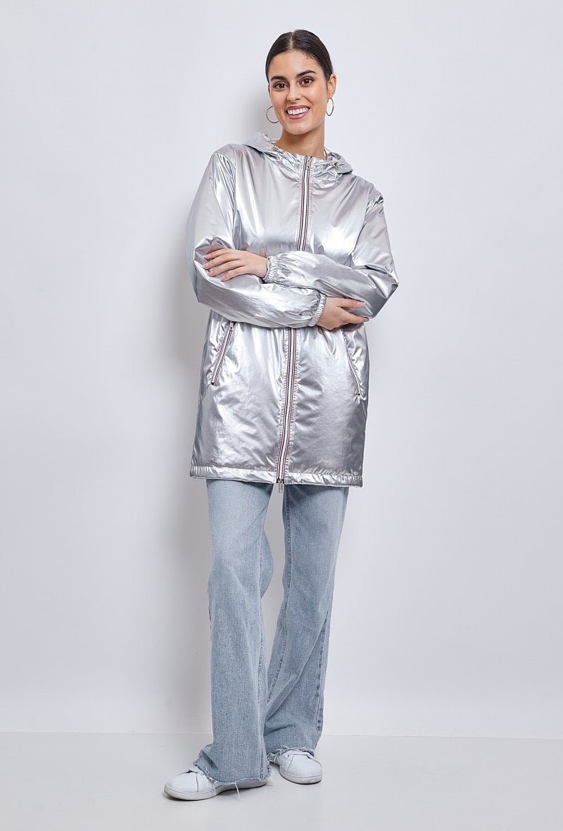 ARA parka mi-longue imperméable métallisée argent femme - Escandelle Paris (silhouette entière)
#couleur_argent