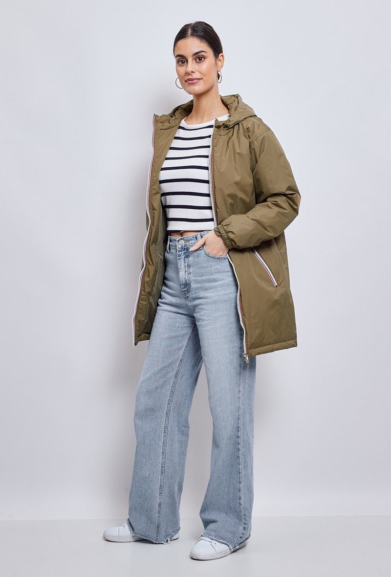 ARA parka mi-longue imperméable métallisée kaki femme - Escandelle Paris (portrait zip ouvert)
#couleur_kaki
