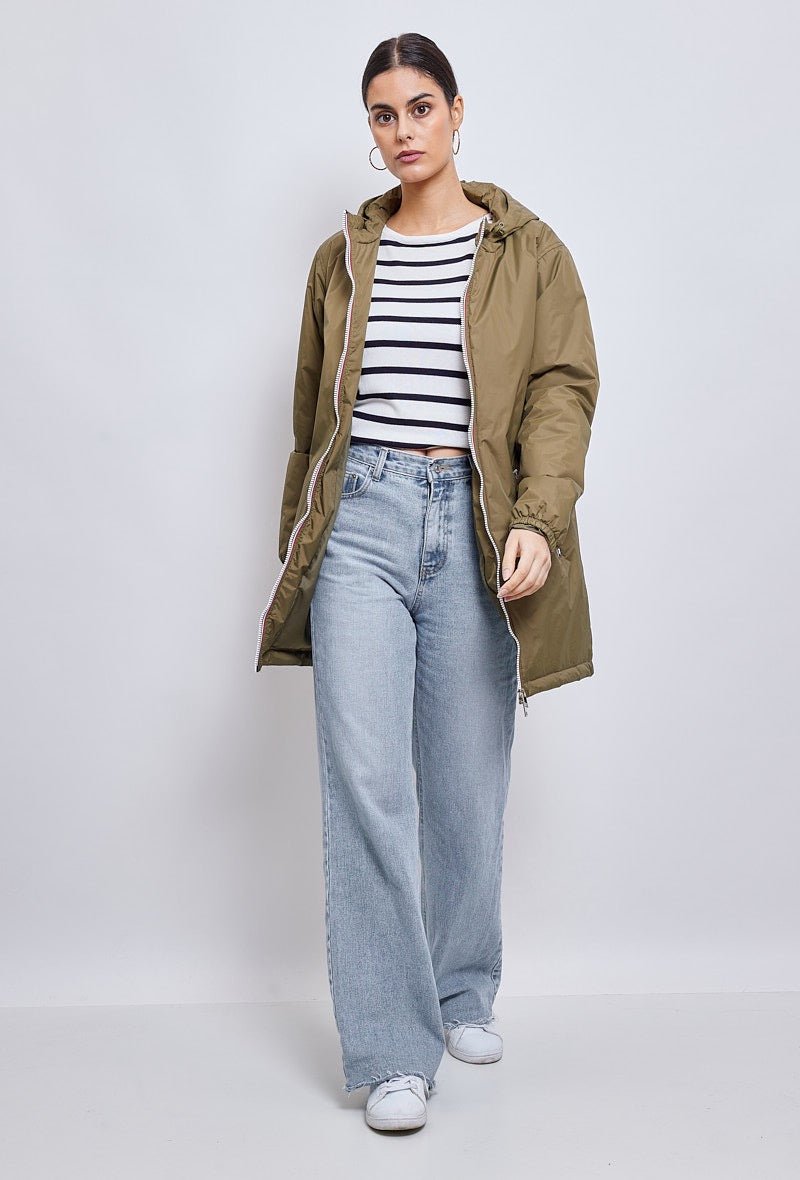 ARA parka mi-longue imperméable métallisée kaki femme - Escandelle Paris (silhouette entière)
#couleur_kaki